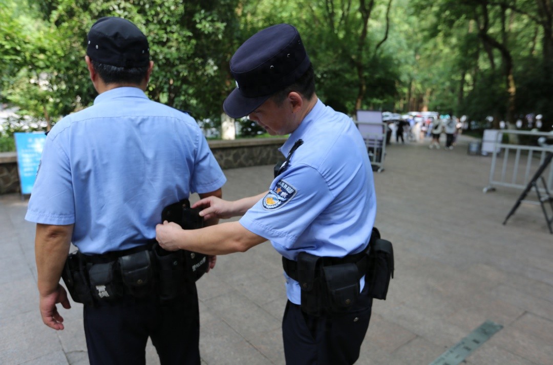 杭州動物園表演時一男童被扒褲子