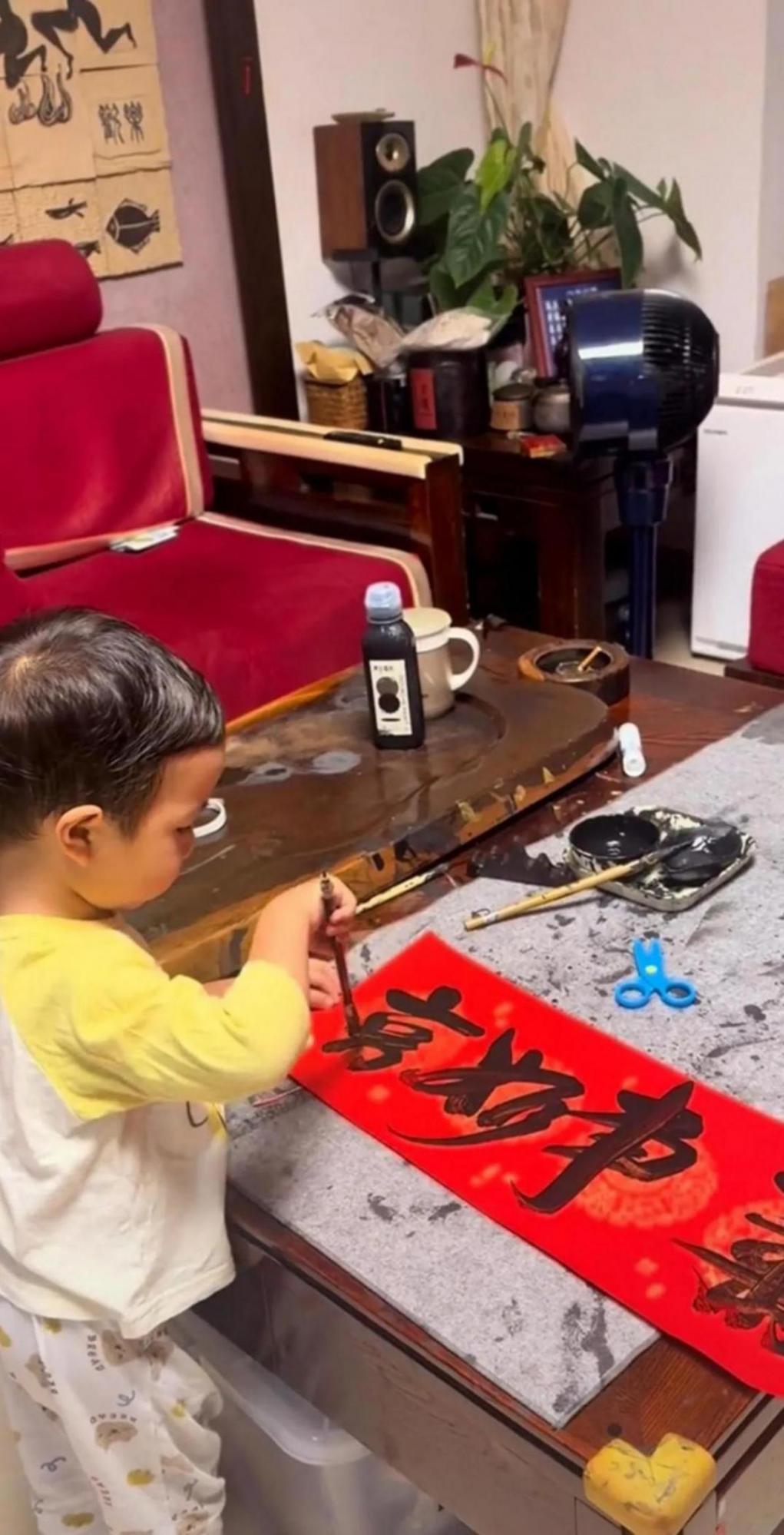 2歲11個月萌娃書寫對聯行云流水