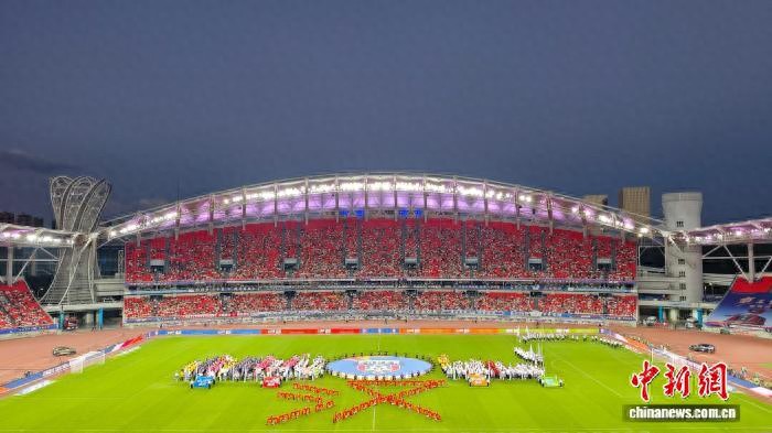 “漢超”開踢 揭幕戰(zhàn)吸引4.6萬人觀賽