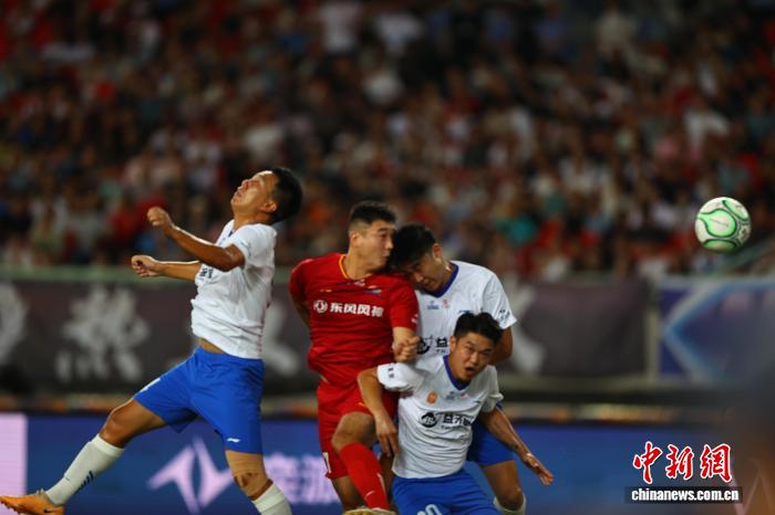 “漢超”開踢 揭幕戰(zhàn)吸引4.6萬人觀賽