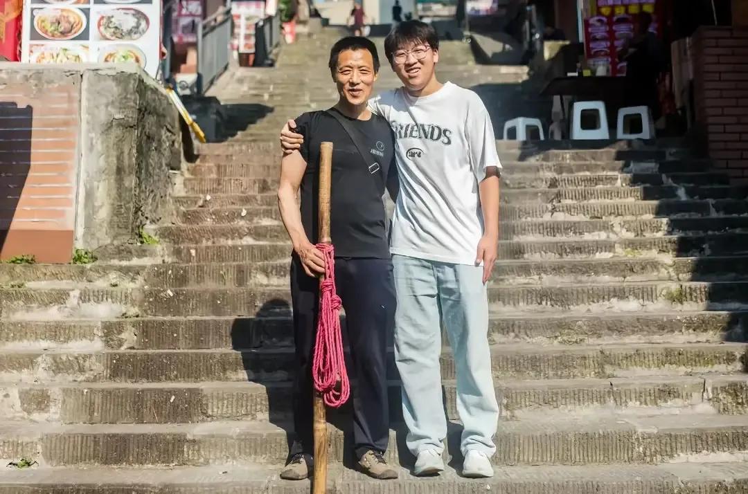 “重慶棒棒父子”兒子考上專科