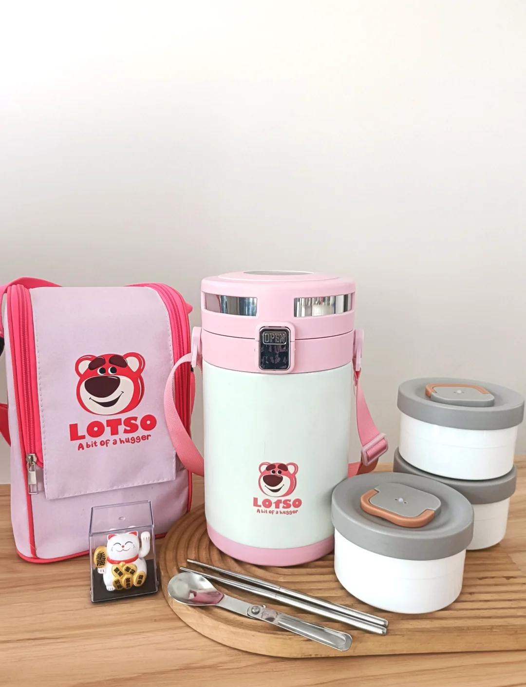 女生在公司內用微波爐加熱速凍餃子