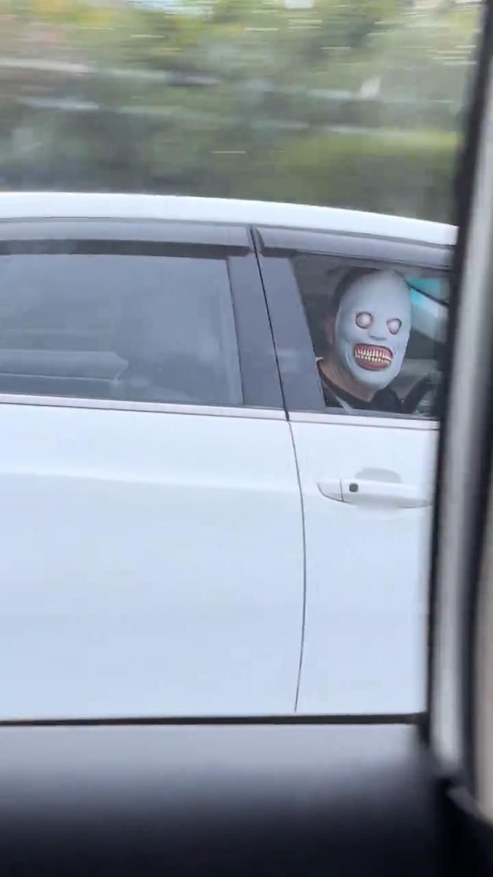 高速上有人戴恐怖面具嚇過路車輛