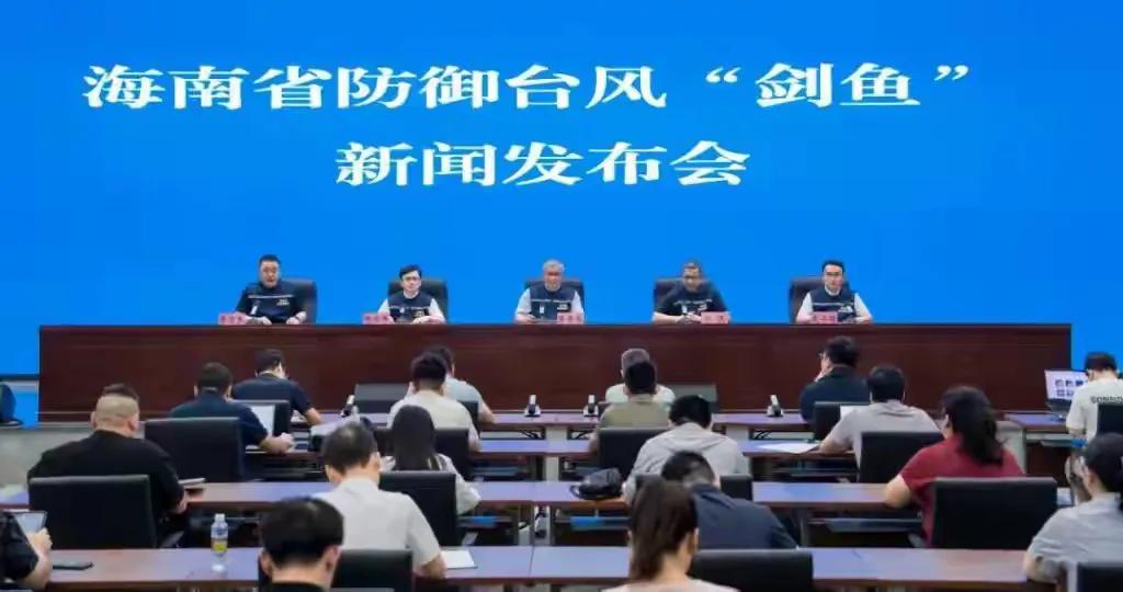 游客因臺(tái)風(fēng)被困三亞:酒店玻璃都彎了