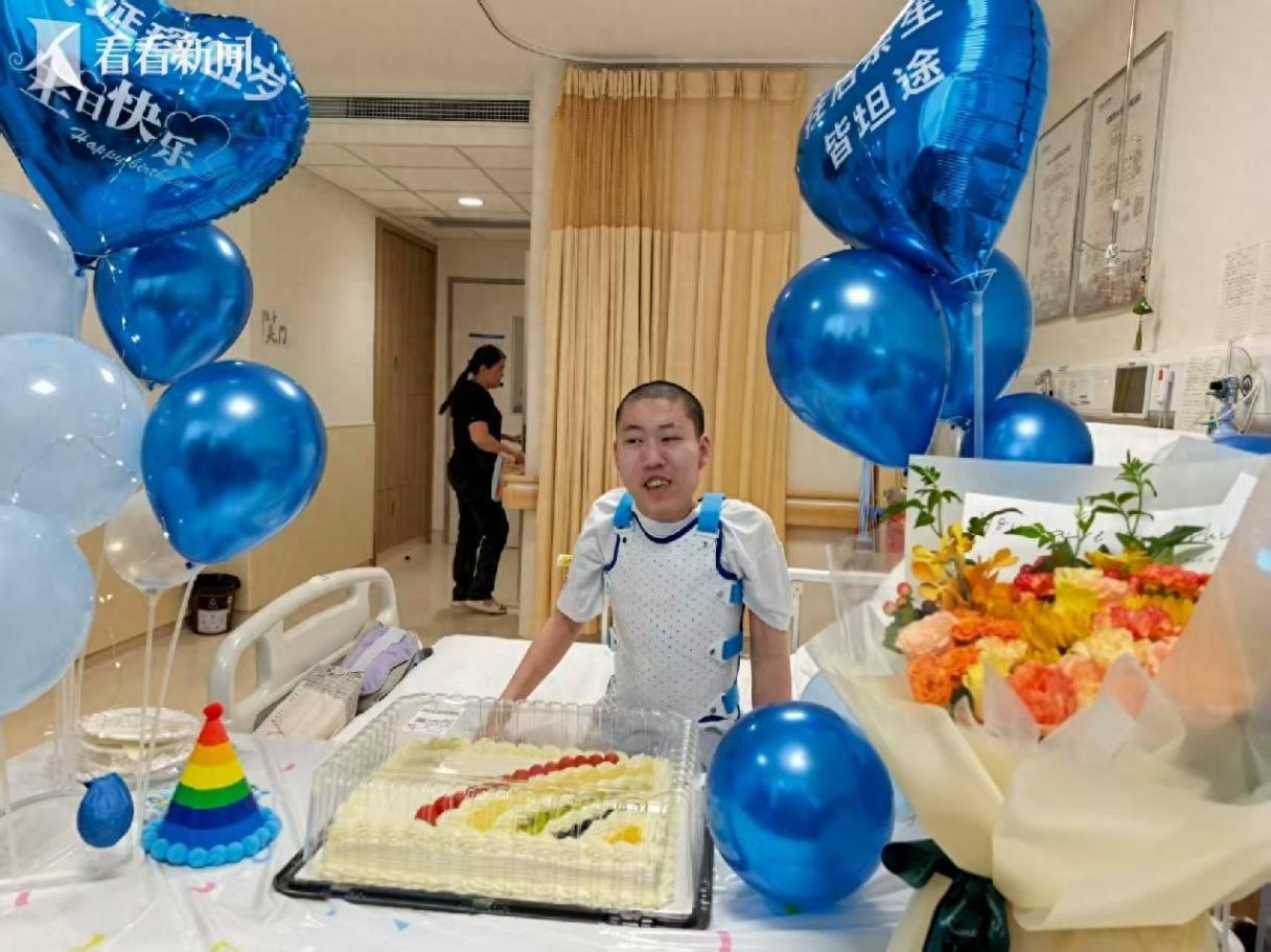 趴著高考的“折疊男孩”將重返大學